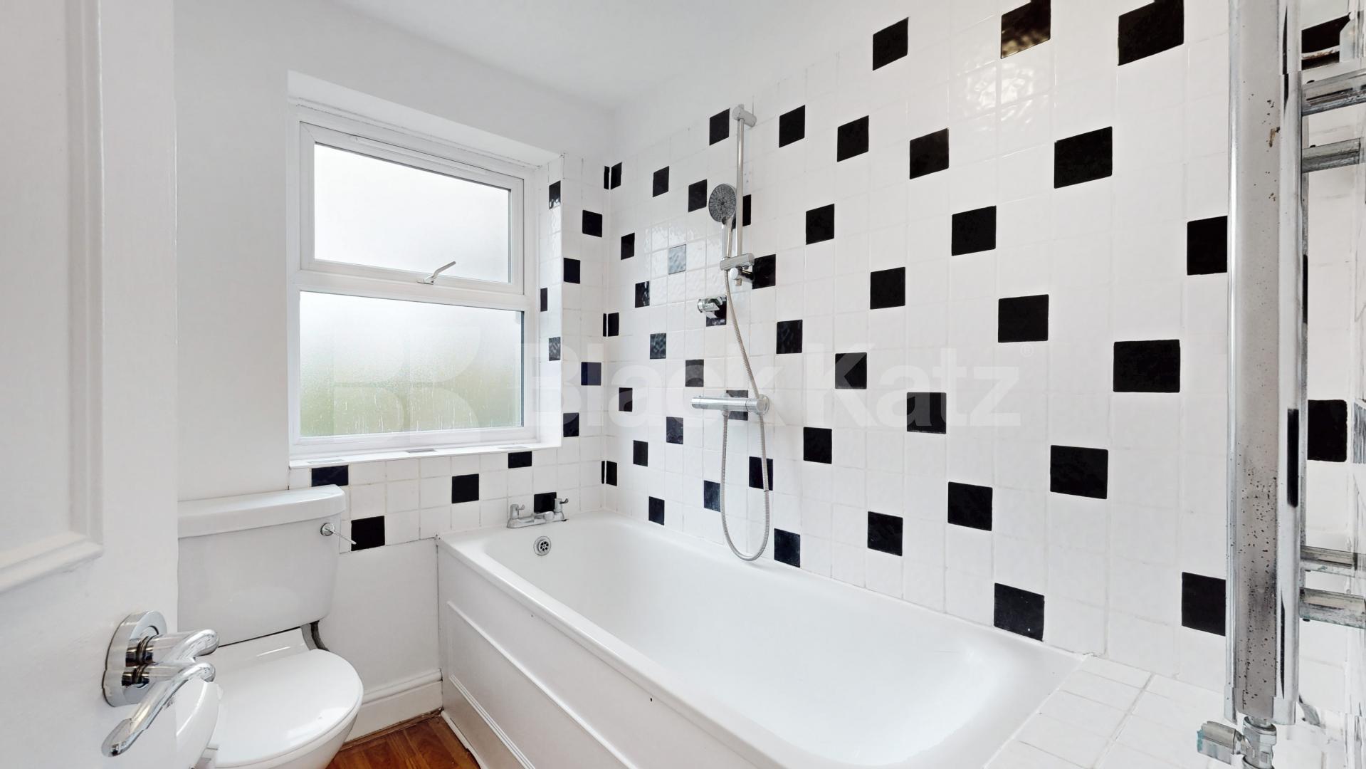 Two Bedroom First Floor Flat in Conversion, New Barnet, mins to tube & shops! Bulwer Road, New Barnet